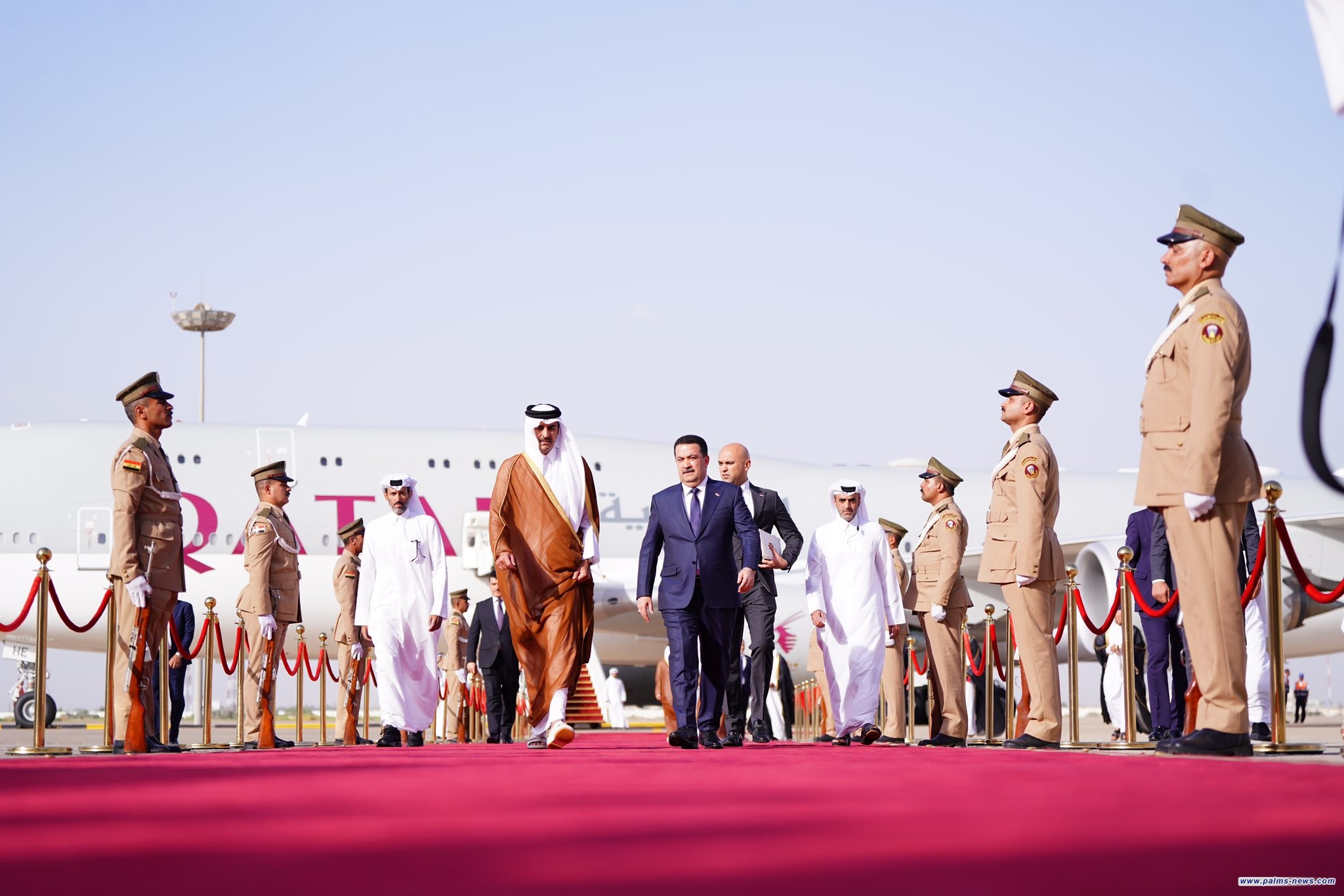 السوداني يستقبل أمير قطر في مطار بغداد الدولي